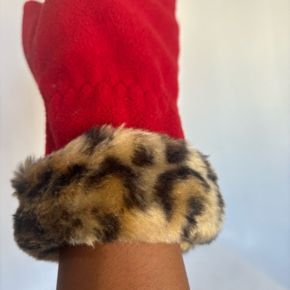 Red cheetah print winter gloves - Picture 4 of 7